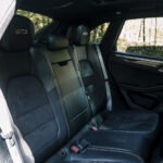 Luksuriøst læder- og alcantara-interiør i en Porsche Macan GTS, der viser avanceret håndværk og komfort med fokus på præstationsorienteret design.